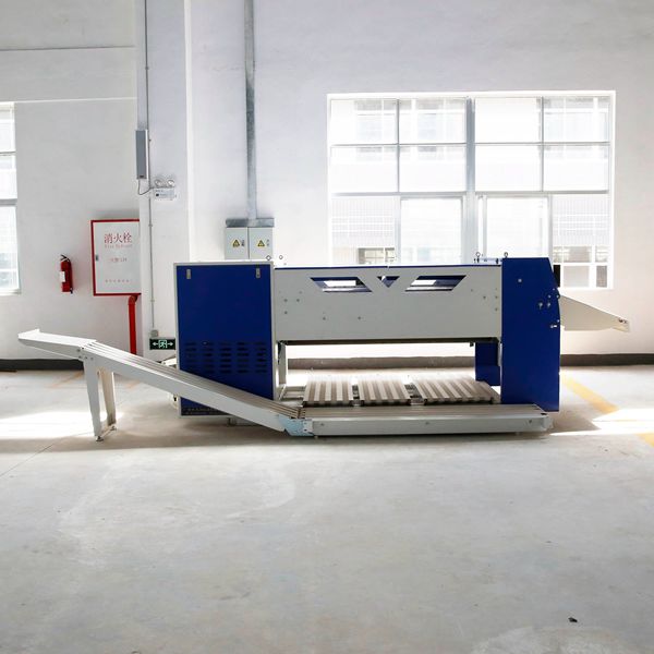 工業(yè)毛巾折疊機是熨平機的后續(xù)配套設備，具有布草的寬窄識別能力