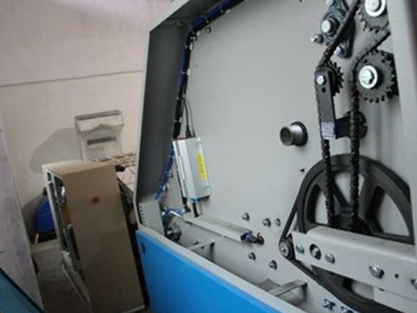 采用單片機控制，觸摸屏顯示