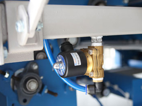 兩套獨立的驅動電機有變頻器控制