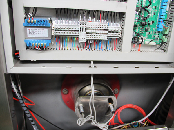 加上潔凈空氣控制系統(tǒng)的作用，可以防止細(xì)菌和塵埃顆粒從“非潔凈區(qū)”流向“潔凈區(qū)”