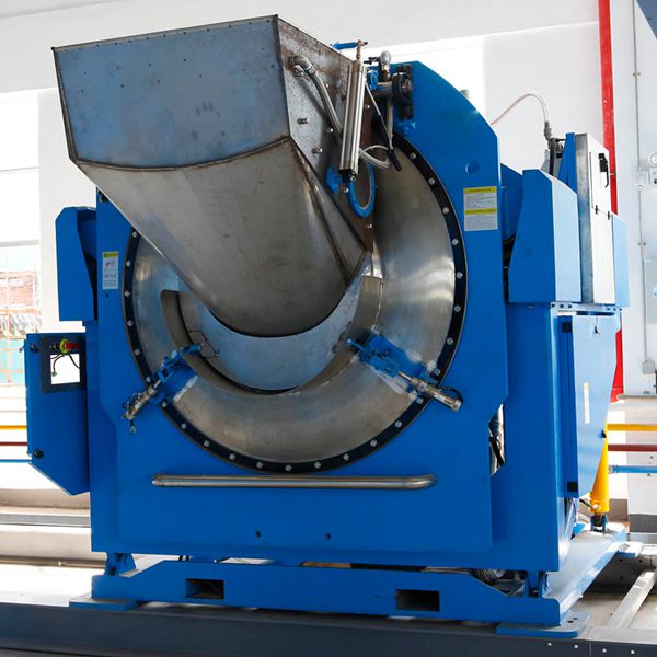 由頂置電機、三角膠帶、帶動傳動總成，使內筒作正反轉運轉，通過織物與織物、織物與內筒壁的相互摩擦，達到洗滌效果